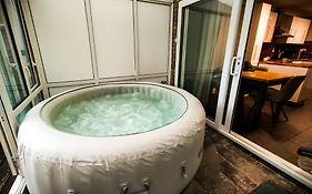 Cozy Four-Bedroom Home With Hot Tub, Garden, Contractors Welcome - Close To Shops, Restaurants, Hospital And Park